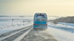 Акмолинские полицейские не дали замерзнуть пассажирам сломавшегося на трассе автобуса