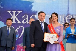 Более 400 выпускников удостоены знака «Алтын белгі» и аттестата с отличием в Акмолинской области