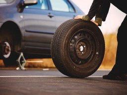 ​Автолюбитель из Акмолинской области снял колеса с чужой машины, поставил на свою и уехал