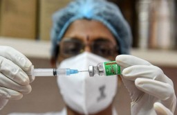 В Индии арестовали 14 медиков за фальшивую прививку от коронавируса