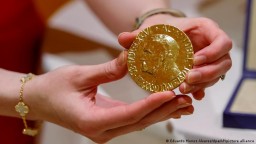 Дмитрий Муратов продал нобелевскую медаль за 103,5 млн долларов