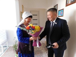Председатель маслихата Бейбит Жусупов поздравил с Днем учителя своего первого наставника