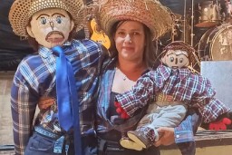 В Бразилии женщина вышла замуж за тряпичную куклу и родила от нее ребенка
