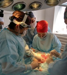 В Кокшетау столичный торакальный хирург провёл операцию пациенту с раком лёгкого