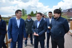 Аким Акмолинской области осмотрел бизнес-проекты в селах Коянды и Костомар