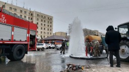 Из-за неисправности гидранта на проспекте Назарбаева в Кокшетау забил фонтан