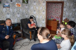 В преддверии Международного дня семьи начальник Департамента полиции посетил многодетные семьи