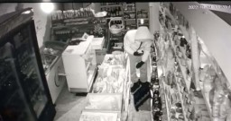 Акмолинец проник в магазин и украл товар и деньги