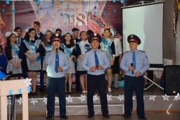 ​Акмолинские полицейские поздравили с окончанием школы выпускников школы-интернат №4