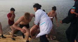 Детей с унесенного на середину озера плота спасли в Кокшетау
