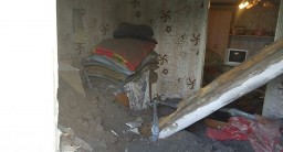 Обрушившаяся крыша насмерть придавила женщину и ребенка в Макинске