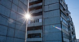 Выпавшая с балкона 5 этажа студентка скончалась в больнице в Кокшетау