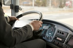 ​В Акмолинской области 17 водителей автобусов оштрафовали за телефонные разговоры за рулем