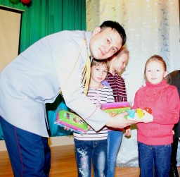 Акмолинские стражи порядка подарили подарки воспитанникам детских домов области