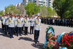 В День Победы акмолинские полицейские возложили венки и цветы к вечному огню на Аллее Славы