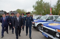 Аким области вручил ключи от 18 новых автомашин участковым инспекторам