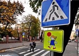 Дорожные знаки обновили возле школ и детсадов в Акмолинской области Дорожные знаки обновили возле школ и детсадов в Акмолинской области