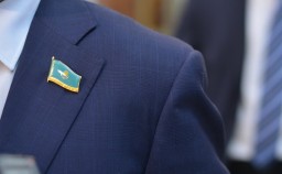 Казахстанский дизайнер считает в 30 раз завышенной стоимость значков депутатов мажилиса