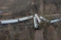 Поезд с углем сошел с рельсов в США