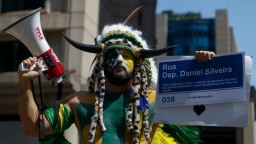 Президент Бразилии вывел на улицы тысячи сторонников и назвал будущие выборы фарсом