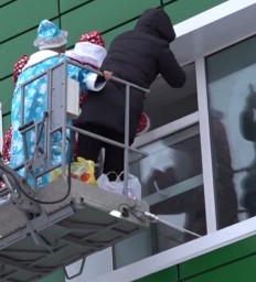 Дед Мороз поздравил пациентов детской больницы в Кокшетау с пожарной автолестницы