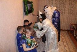 Детей сотрудников колонии поздравили Дед Мороз И Снегурочка в Акмолинской области