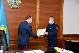 Главный полицейский области наградил сотрудников полиции за спасение людей из пожара