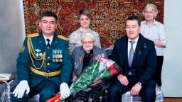 Алихан Смаилов поздравил ветеранов с Праздником Победы