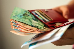 Зарплаты в сфере обороны, госуправления и обязательного соцобеспечения выросли на 23% за год в РК