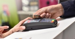 ​Житель Кокшетау купил товар по найденной банковской карте