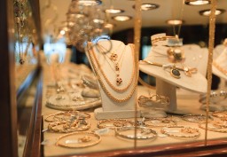 Продавец ювелирного магазина в Кокшетау подозревается в растрате золотых украшений