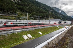 Путь через Альпы станет длиннее: Готардский тоннель закрыли на несколько месяцев после аварии