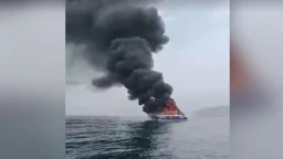 В Японском море загорелся катамаран с туристами: очевидцы показали жуткие кадры