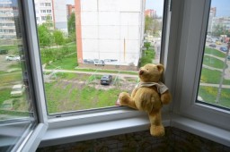 В Акмолинской области продолжают бороться за жизнь упавшего с 4 этажа ребенка