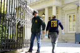 Трамп потребовал временно запретить ФБР ознакомиться с документами, изъятыми в его доме