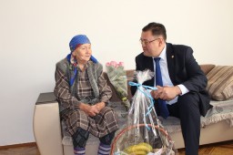 Аким Зерендинского района посетил ветеранов