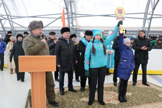 Акмолинский меценат подарил односельчанам хоккейный корт