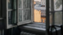 2-летняя девочка попала в больницу после падения из окна в Акмолинской области 2-летняя девочка попала в больницу после падения из окна в Акмолинской области