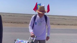 Установить мировой рекорд пешим походом намерен казахстанский путешественник-аксакал