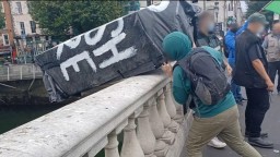 Протестующие ирландцы скинули в реку муляж гроба с пожеланиями для Британии