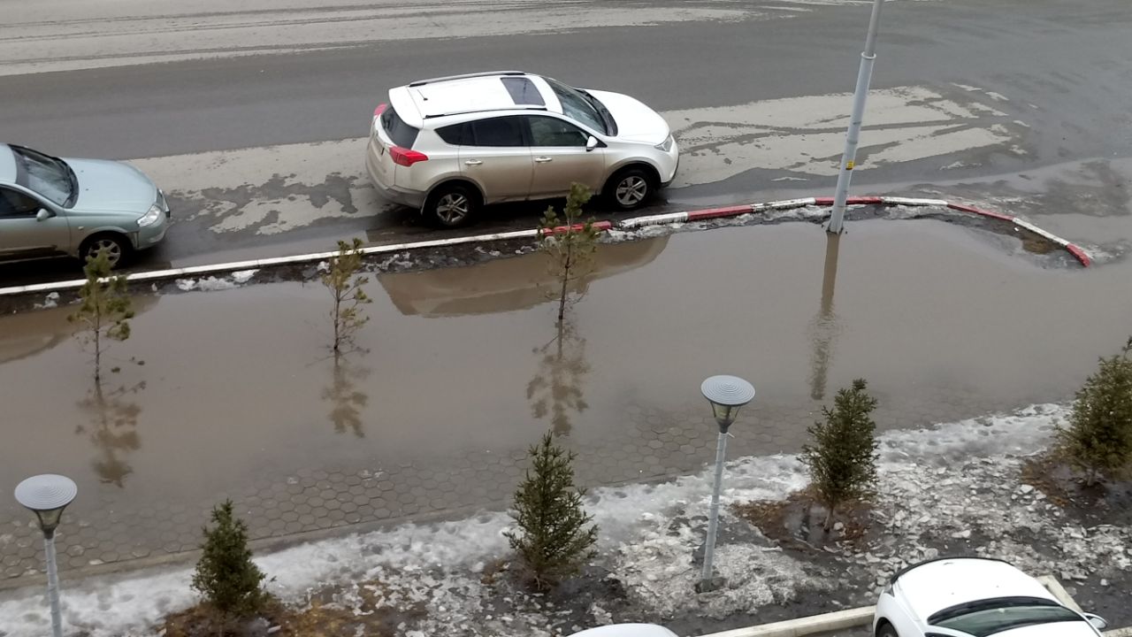 В Кокшетау тротуары затапливает талой водой