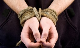 Полицейскими задержаны трое жителей Бурабайского района по подозрению в незаконном лишении свободы