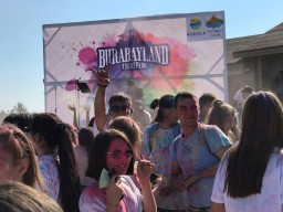 На курорте Бурабай прошел фестиваль красок «Colorfest Burabay»