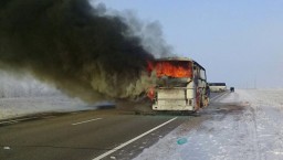 В Кокшетау эвакуировали 25 пассажиров автобуса, загоревшегося на трассе в Акмолинской области