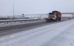 От первого снега чистят трассу «Нур-Султан – Щучинск»