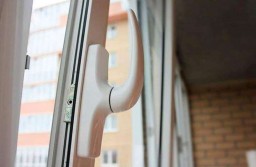5-летний малыш выпал из окна четвертого этажа в Косшы