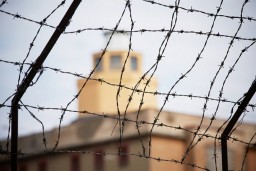 В Акмолинской области осужденный проткнул себе живот проволокой В Акмолинской области осужденный проткнул себе живот проволокой