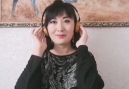 Акмолинка предложила изучать казахский язык по песням