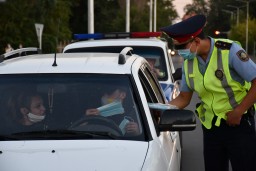 Полицейские в очередной раз раздают маски гражданам Акмолинской области