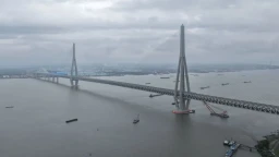Китай открыл самый длинный в мире вантовый мост